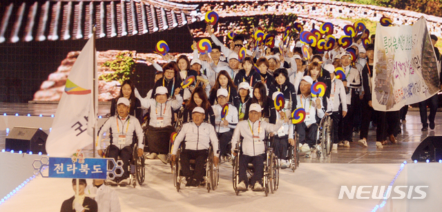 【익산=뉴시스】김얼 기자= 제38회 전국장애인체육대회 개막식이 25일 전북 익산시 익산종합운동장에서 실시된 가운데 전북선수단들이 입장하고 있다. 2018.10.25pmkeul@newsis.com