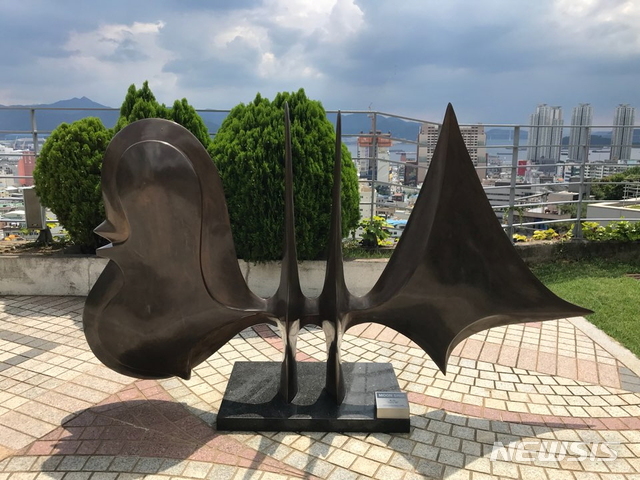 【창원=뉴시스】김기진 기자 =경남 창원시립 마산문신미술관 정원에 전시된 조각가 '문신'의 작품. 2018.10.26. sky@newsis.com