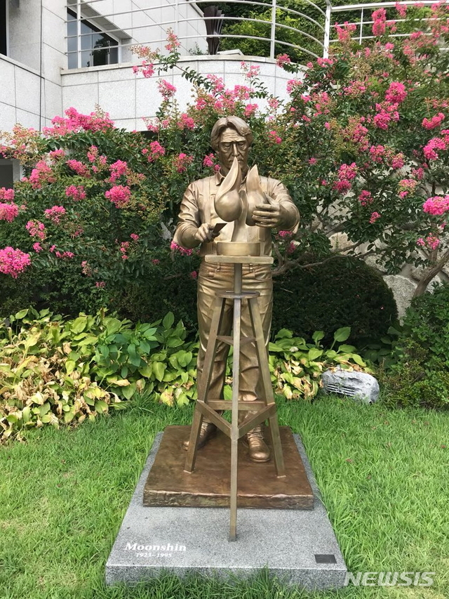 【창원=뉴시스】김기진 기자 =경남 창원시립 마산문신미술관 정원에 전시된 조각가 '문신'의 동상. 2018.10.26. sky@newsis.com