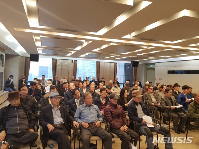 【서울=뉴시스】안채원 기자 = 26일 오전 서울 중구 프레스센터에서 열린 '문재인퇴진과 국가수호를 위한 320 지식인 선언' 기자회견에 참석한 이들. 2018.10.26.