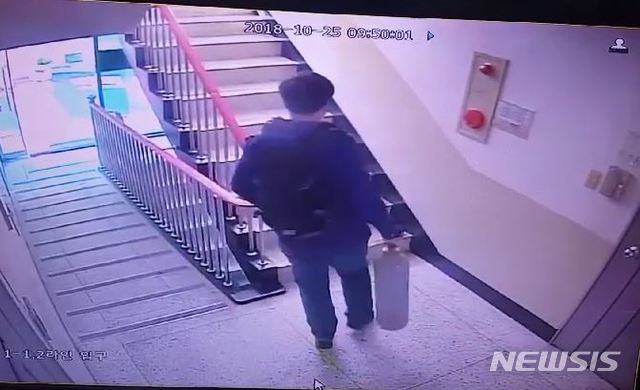 【부산=뉴시스】 하경민 기자 = 부산 사하경찰서는 부산의 한 아파트에서 일가족 4명과 용의자로 추정되는 남성 등 5명이 숨진 채 발견해 수사를 벌이고 있다고 26일 밝혔다.&nbsp; 사진은 용의자로 추정되는 남성이 일가족 집을 나와 자신의 차량에서 질소 가스통을 들고 다시 아파트로 들어가는 모습이 담긴 CCTV영상 . 2018.10.26. (사진=부산경찰청 제공) yulnetphoto@newsis.com&nbsp; 