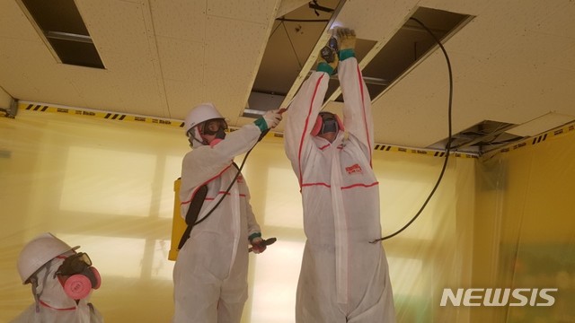 【안동=뉴시스】류상현 기자 = 석면제거 작업을 하는 광경. 2018.10.26 (사진=경북교육청 제공) photo@newsis.com