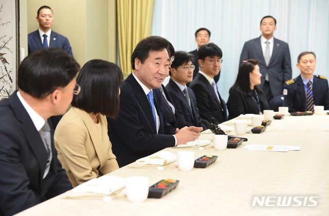 【서울=뉴시스】 이낙연 국무총리가 26일 세종총리공관에 메르스 대응 관계자를 초청해 오찬을 하고 있다. 2018.10.26. (사진=이낙연 총리 SNS) photo@newsis.com