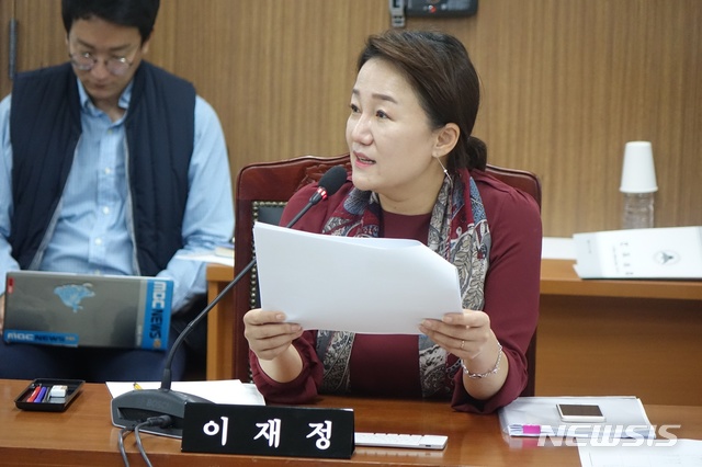 【울산=뉴시스】박일호 기자 = 26일 오후 울산시 중구 울산지방경찰청 6층 대회의실에서 국회 행정안전위원회 울산지방경찰청 국정감사가 열린 가운데 더불어민주당 이재정 의원이 질문을 하고 있다. 2018.10.26.&nbsp; piho@newsis.com 