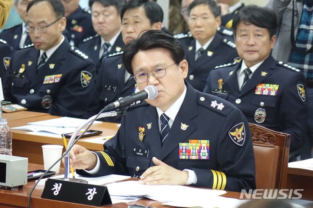 【울산=뉴시스】박일호 기자 = 26일 오후 울산시 중구 울산지방경찰청 6층 대회의실에서 국회 행정안전위원회 울산지방경찰청 국정감사가 열린 가운데 황운하 울산경찰청장이 질의에 답변 하고 있다. 2018.10.26. piho@newsis.com