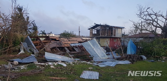【서울=뉴시스】슈퍼태풍 '위투(Yutu)'가 사이판을 강타하며 현지 교민들이 거주하는 가옥도 여러 채가 파손됐다. 사진은 현지 주민이 직접 찍어 뉴시스에 제공한 것이다. 2018.10.26