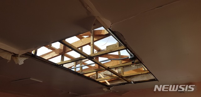 【서울=뉴시스】슈퍼태풍 '위투(Yutu)'가 사이판을 강타하며 현지 교민들이 거주하는 가옥도 여러 채가 파손됐다. 사진은 현지 주민이 직접 찍어 뉴시스에 제공한 것이다. 2018.10.26