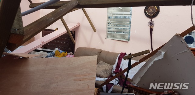 【서울=뉴시스】슈퍼태풍 '위투(Yutu)'가 사이판을 강타하며 현지 교민들이 거주하는 가옥도 여러 채가 파손됐다. 사진은 현지 주민이 직접 찍어 뉴시스에 제공한 것이다. 2018.10.26 