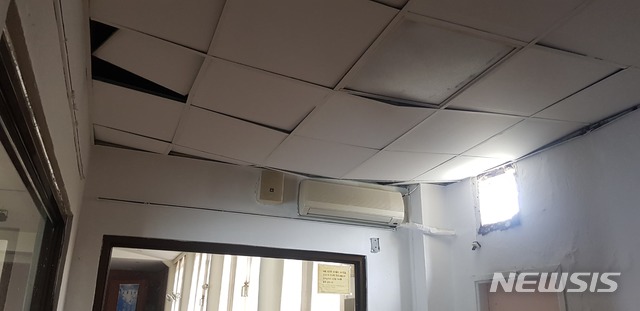 【서울=뉴시스】슈퍼태풍 '위투(Yutu)'가 사이판을 강타하며 현지 교민들이 거주하는 가옥도 여러 채가 파손됐다. 사진은 현지 주민이 직접 찍어 뉴시스에 제공한 것이다. 2018.10.26