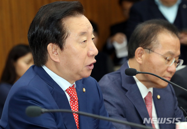 【서울=뉴시스】박영태 기자 = 26일 오전 서울 영등포구 여의도 국회에서 열린 자유한국당 국정감사 대책회의에서 김성태 원내대표가 발언하고 있다. 2018.10.26.since1999@newsis.com