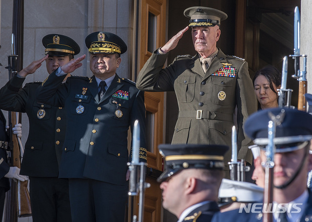 【서울=뉴시스】 박한기 합참의장과 던포드 미 합참의장이 25일(현지시각) 미국 워싱턴 D.C.에 위치한 펜타곤에서 열린 제43차 한미군사위원회 회의 참석에 앞서 의장대 사열을 하고 있다. 2018.10.26. (사진=합참 제공)&nbsp; photo@newsis.com