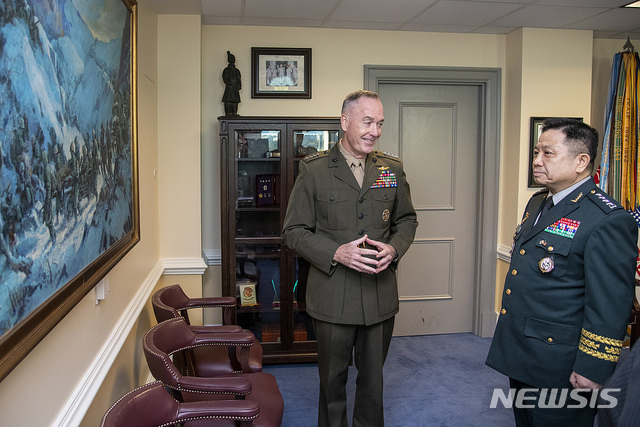 【서울=뉴시스】 박한기 합참의장과 던포드 미 합참의장이 25일(현지시각) 미국 워싱턴 D.C.에 위치한 펜타곤에서 열린 제43차 한미군사위원회 회의 참석에 앞서 대화를 하고 있다. 2018.10.26. (사진=합참 제공)&nbsp; photo@newsis.com
