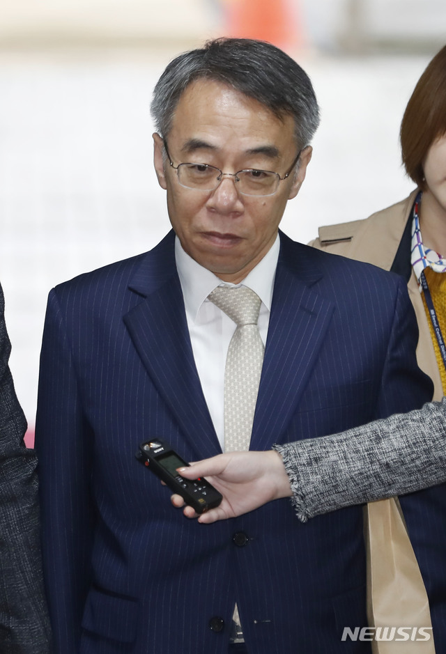 【서울=뉴시스】최동준 기자 = '사법농단 의혹' 임종헌 전 법원행정처 차장이 26일 서울 서초구 서울중앙지방법원에서 열린 영장실질심사에 출석하고 있다. 2018.10.26. photocdj@newsis.com