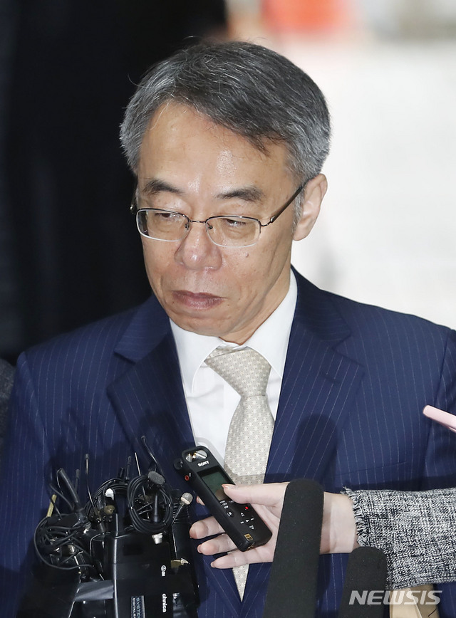 【서울=뉴시스】최동준 기자 = '사법농단 의혹' 임종헌 전 법원행정처 차장이 26일 서울 서초구 서울중앙지방법원에서 열린 영장실질심사에 출석하고 있다. 2018.10.26.&nbsp; photocdj@newsis.com