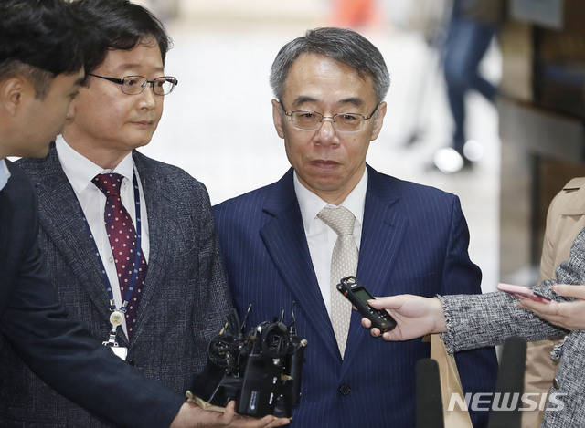 【서울=뉴시스】최동준 기자 = '사법농단 의혹' 임종헌 전 법원행정처 차장이 26일 서울 서초구 서울중앙지방법원에서 열린 영장실질심사에 출석하고 있다. 2018.10.26.&nbsp; photocdj@newsis.com