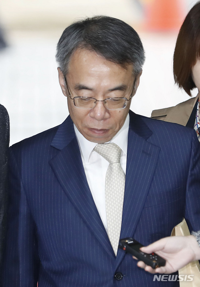 【서울=뉴시스】최동준 기자 = '사법농단 의혹' 임종헌 전 법원행정처 차장이 26일 서울 서초구 서울중앙지방법원에서 열린 영장실질심사에 출석하고 있다. 2018.10.26. photocdj@newsis.com