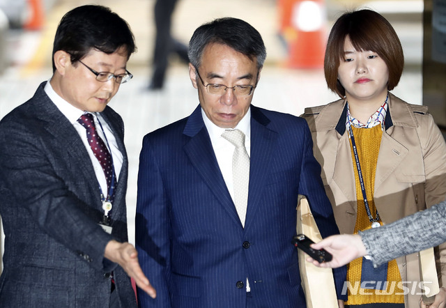 【서울=뉴시스】최동준 기자 = '사법농단 의혹' 임종헌 전 법원행정처 차장이 26일 서울 서초구 서울중앙지방법원에서 열린 영장실질심사에 출석하고 있다. 2018.10.26.&nbsp; photocdj@newsis.com