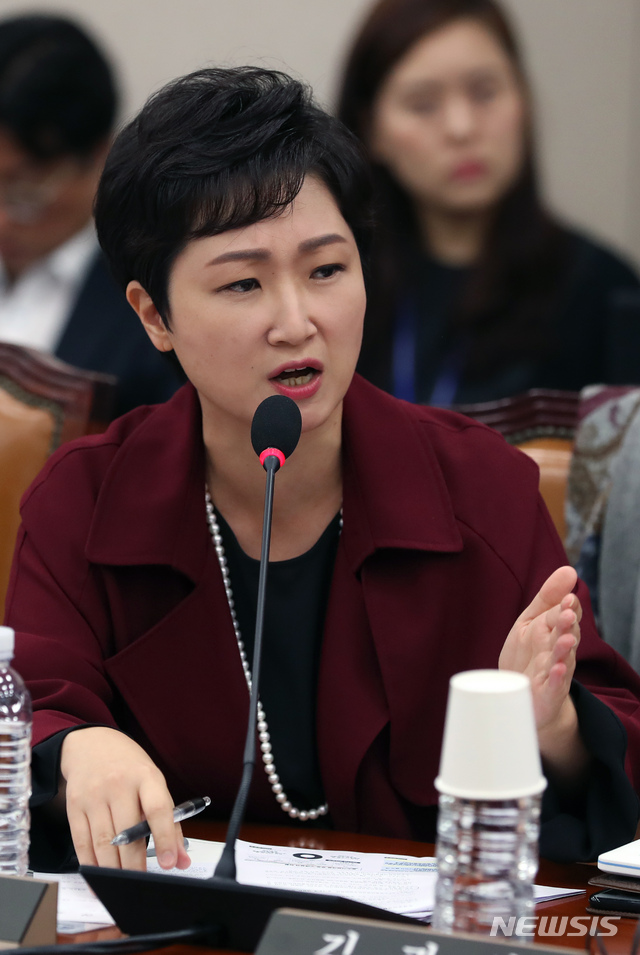 【서울=뉴시스】고승민 기자 = 26일 오전 서울 여의도 국회에서 열린 산업통상자원중소벤처기업위원회의 중소벤처기업부, 특허청 종합감사에서 바른미래당 이언주 의원이 홍종학 중소벤처기업부 장관에게 질의하고 있다. 2018.10.26. kkssmm99@newsis.com