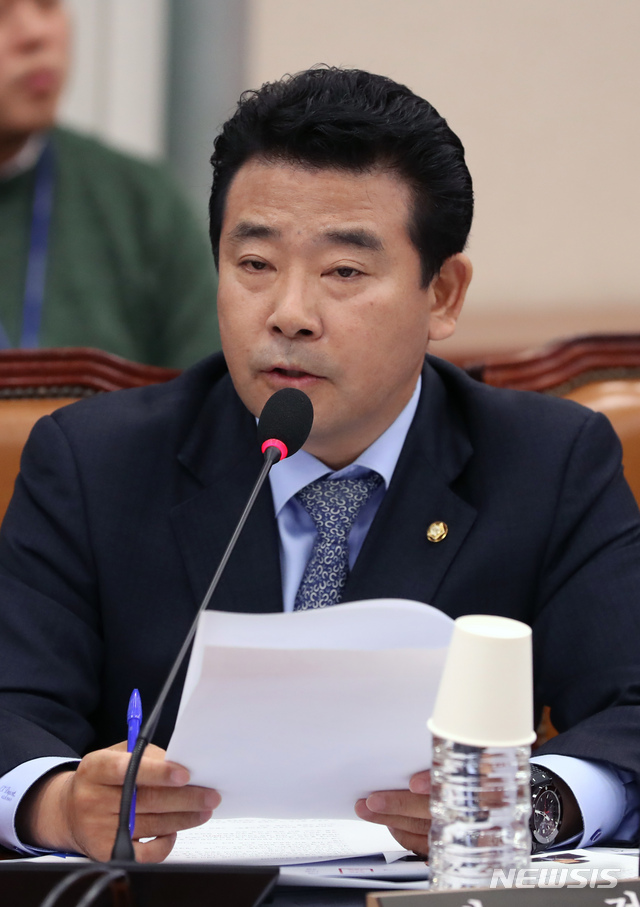 【서울=뉴시스】고승민 기자 = 26일 오전 서울 여의도 국회에서 열린 산업통상자원중소벤처기업위원회의 중소벤처기업부, 특허청 종합감사에서 민주당 박정 의원이 질의하고 있다. 2018.10.26.kkssmm99@newsis.com