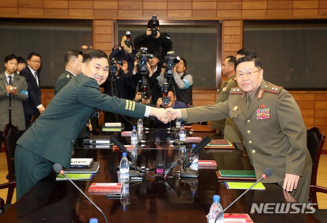 【파주=뉴시스】 사진공동취재단 = 남북 군사당국이 26일 평양 남북정상회담 이후 첫 장성급 군사회담을 판문점 북측지역 통일각에서 가졌다. 제10차 남북장성급군사회담에 참석한 남측 수석대표인 김도균 소장(왼쪽)이 북측 수석대표인 안익산 육군 중장과 악수하고 있다. 2018.10.26. photo@newsis.com