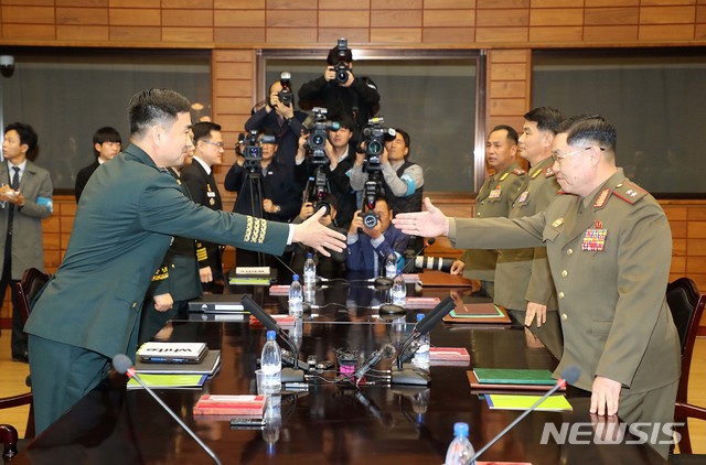 【파주=뉴시스】 사진공동취재단 = 남북 군사당국이 26일 평양 남북정상회담 이후 첫 장성급 군사회담을 판문점 북측지역 통일각에서 가졌다. 제10차 남북장성급군사회담에 참석한 남측 수석대표인 김도균 소장(왼쪽)이 북측 수석대표인 안익산 육군 중장과 악수하고 있다. 2018.10.26. photo@newsis.com