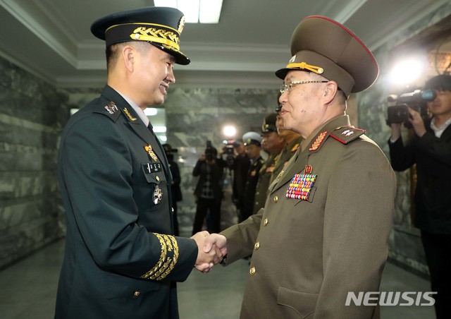 【파주=뉴시스】 사진공동취재단 = 남북 군사당국이 26일 평양 남북정상회담 이후 첫 장성급 군사회담을 판문점 북측지역 통일각에서 가졌다.&nbsp; 제10차 남북장성급군사회담에 참석한 남측 수석대표인 김도균 소장(왼쪽)이 북측 수석대표인 안익산 육군 중장과 회의에 앞서 악수하고 있다. 2018.10.26.&nbsp; photo@newsis.com 