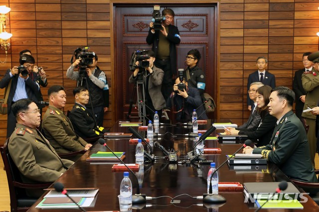【파주=뉴시스】 사진공동취재단 = 26일 판문점 북측지역 통일각에서 열린 '제10차 남북 장성급 군사회담'에 참석한 남측 수석대표인 김도균 소장이 북측 수석대표인 안익산 육군 중장과 대화를 하고 있다. 2018.10.26.&nbsp; photo@newsis.com