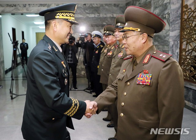 【파주=뉴시스】 사진공동취재단 = 26일 판문점 북측지역 통일각에서 열린 '제10차 남북 장성급 군사회담'에 참석한 남측 수석대표인 김도균 소장(왼쪽)이 북측 수석대표인 안익산 육군 중장과 악수하고 있다. 2018.10.26.&nbsp; photo@newsis.com