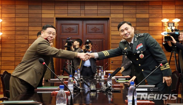 【파주=뉴시스】 사진공동취재단 = 26일 판문점 북측지역 통일각에서 열린 '제10차 남북 장성급 군사회담'에 참석한 남측 수석대표인 김도균 소장(왼쪽)이 북측 수석대표인 안익산 육군 중장과 악수하고 있다. 2018.10.26. photo@newsis.com