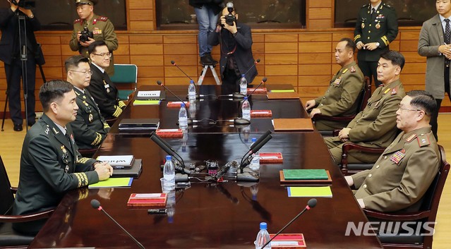 【파주=뉴시스】 사진공동취재단 = 26일 판문점 북측지역 통일각에서 열린 '제10차 남북 장성급 군사회담'에 참석한 남측 수석대표인 김도균 소장이 북측 수석대표인 안익산 육군 중장과 대화를 하고 있다. 2018.10.26.&nbsp; photo@newsis.com