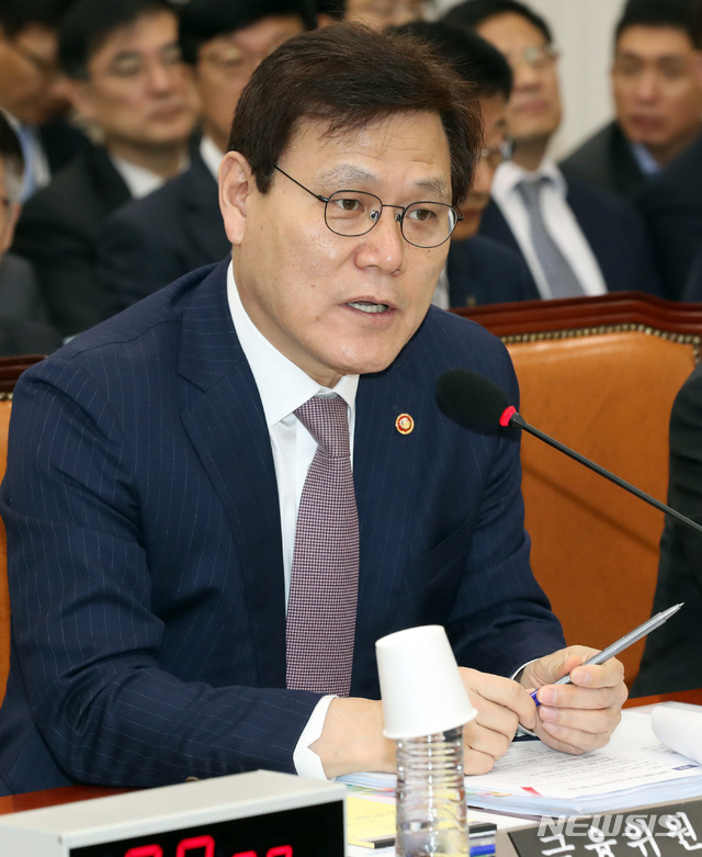 【서울=뉴시스】박영태 기자 = 26일 오전 서울 영등포구 여의도 국회에서 열린 국회 정무위원회의 금융위원회, 금융감독원에 대한 종합국정감사에서 최종구 금융위원장이 의원 질의에 답변하고 있다. 2018.10.26.since1999@newsis.com