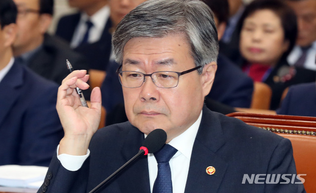 【서울=뉴시스】박영태 기자 = 26일 오전 서울 영등포구 여의도 국회에서 열린 국회 환경노동위원회의 고용노동부에 대한 종합국정감사에서 이재갑 고용노동부 장관이 의원 질의를 듣고 있다. 2018.10.26. since1999@newsis.com