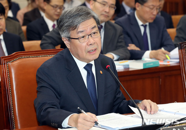 【서울=뉴시스】박영태 기자 = 26일 오전 서울 영등포구 여의도 국회에서 열린 국회 환경노동위원회의 고용노동부에 대한 종합국정감사에서 이재갑 고용노동부 장관이 의원 질의에 답변하고 있다. 2018.10.26.since1999@newsis.com