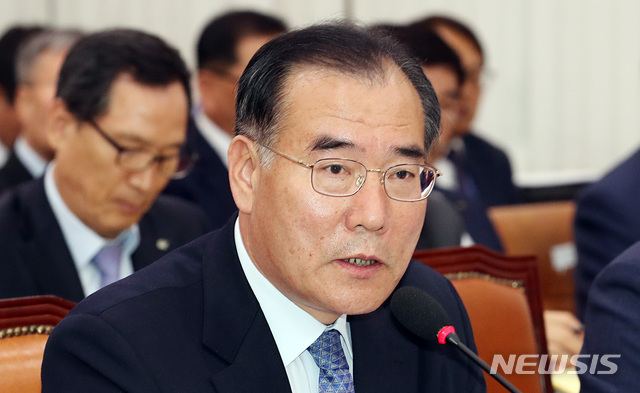 【서울=뉴시스】이종철 기자&nbsp; = 26일 오전 서울 여의도 국회에서 열린 농림축산식품해양수산위의 농림축산식품부 및 소관 기관 종합국정감사에 출석한 이개호 농림축산식품부 장관이 의원 질의에 답변하고 있다. 2018.10.26.jc4321@newsis.com