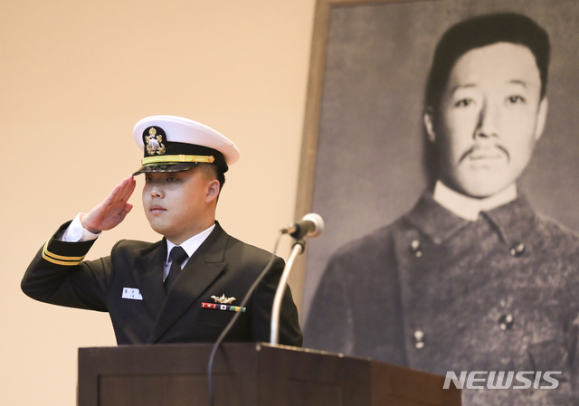 【서울=뉴시스】최진석 기자 = 임수훈 안중근함 대위가 지난해 10월26일 오전 서울 중구 안중근의사기념관 강당에서 열린 '안중근 의사 의거 109주년 기념식'에서 의거의 이유 낭독 뒤 거수경례하고 있다. 2019.01.27 .myjs@newsis.com