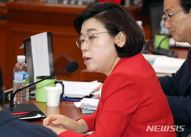 【서울=뉴시스】박영태 기자 = 26일 오전 서울 영등포구 여의도 국회에서 열린 농림축산식품해양수산위원회의 농림축산식품부 및 소관 기관에 대한 종합국정감사에서 김정재 자유한국당 의원이 질의하고 있다.&nbsp; 2018.10.26. since1999@newsis.com