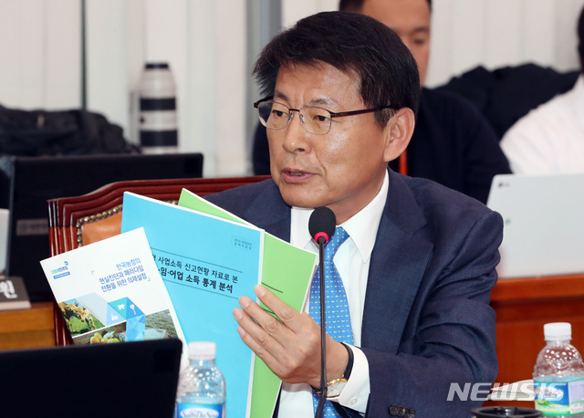 【서울=뉴시스】박영태 기자 = 26일 오전 서울 영등포구 여의도 국회에서 열린 농림축산식품해양수산위원회의 농림축산식품부 및 소관 기관에 대한 종합국정감사에서 서삼석 더불어민주당 의원이 책자를 들어보이며 질의하고 있다.&nbsp; 2018.10.26.since1999@newsis.com