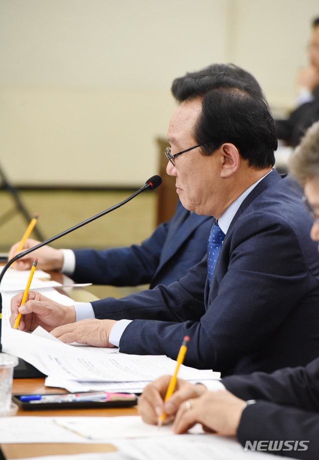 【울산=뉴시스】배병수 기자 = 2018년도 국회 행정안전위원회 지방 국정감사가 26일 오전 울산시청 2층 시민홀에서 열리고 있는 가운데 송철호 울산시장이 의원들의 질의 내용을 메모하고 있다. 2018.10.26. bbs@newsis.com.