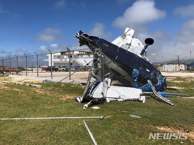 【가라판=AP/뉴시스】 미국자치령 '북마리아나 제도'를 강타한 슈퍼태풍 '위투(Yutu)'로 사이판이 막대한 피해를 입은 가운데 26일 가라판의 공항에 비행기 한 대가 부서져 처박혀 있다. 2018.10.26. 