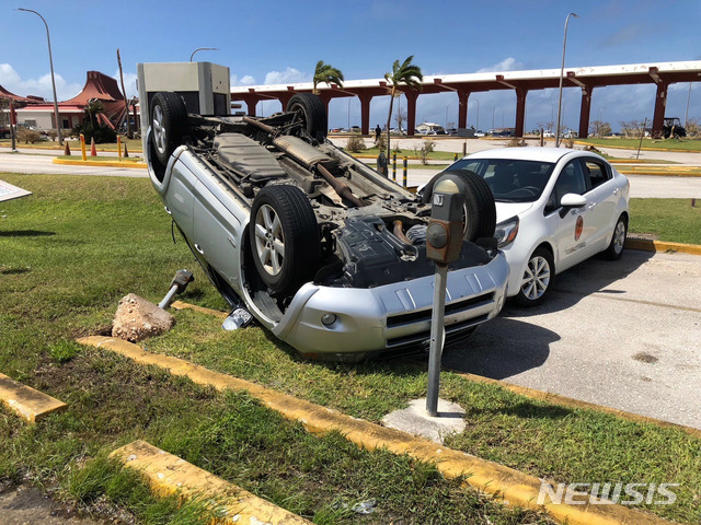 【가라판=AP/뉴시스】 미국자치령인 '북마리아나 제도'를 강타한 슈퍼태풍 '위투(Yutu)'가 지나간 사이판 가라판거리에 자동차가 뒤집혀 있다. 2018.10.26.