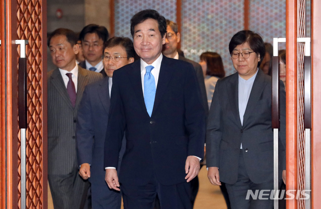 【세종=뉴시스】강종민 기자 = 이낙연 국무총리가 26일 세종시 총리세종공관에서 메르스 대응 관계자들을 격려한 뒤 오찬장으로 향하고 있다.&nbsp; 2018.10.26. ppkjm@newsis.com