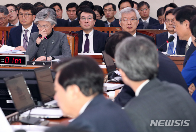 【서울=뉴시스】이종철 기자 = 26일 서울 여의도 국회에서 열린 외교통일위원회의 외교부, 한국국제협력단, 한국국제교류재단, 재외동포재단, 한·아프리카재단의 종합국정감사에 출석한 강경화 외교부 장관이 의원들의 질의에 곤혹스러워 하고 있다. 2018.10.26.jc4321@newsis.com