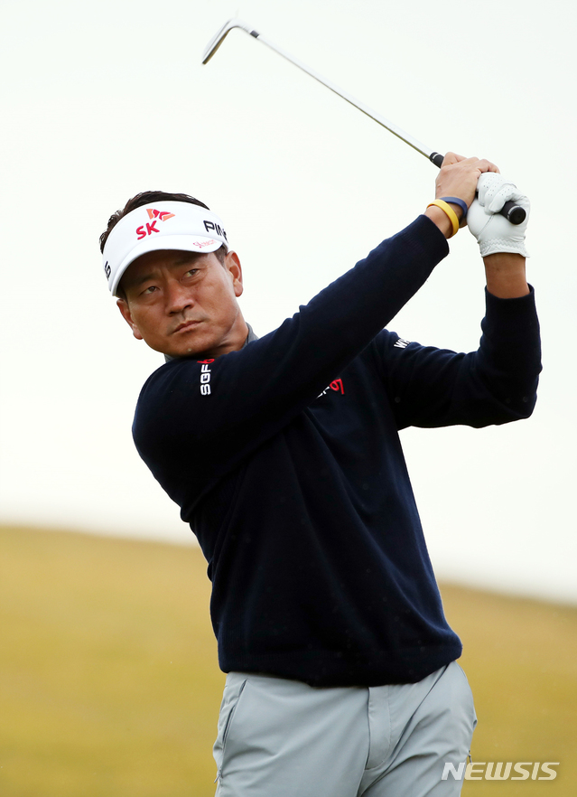 【서울=뉴시스】 26일 경남 김해에 위치한 정산CC에서 열린 현대해상 최경주 인비테이셔널 2라운드 16번홀에서 최경주가 세컨아이언샷을 하고 있다. 2018.10.26. (사진=KPGA 제공) photo@newsis.com