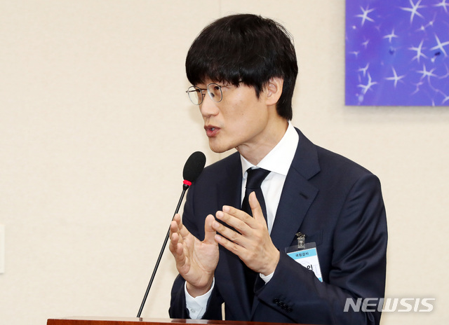 【서울=뉴시스】박영태 기자 = 26일 서울 영등포구 여의도 국회에서 열린 국회 과학기술정보방송통신의 과학기술정보통신부 및 소관 감사대상기관 전체에 대한 오후 종합국정감사에서 이해진 네이버 글로벌투자책임자(GIO)가 의원 질의에 답변하고 있다. 2018.10.26.since1999@newsis.com