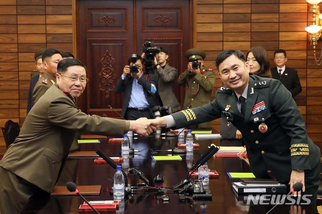 [파주=뉴시스] 사진공동취재단 = 26일 판문점 북측 통일각에서 열린 '제10차 남북 장성급 군사회담'에서 남측 수석대표인 김도균 소장이 종결 회의를 마치고 북측 수석대표인 안익산 육군 중장과 악수하고 있다. 2018.10.26. photo@newsis.com