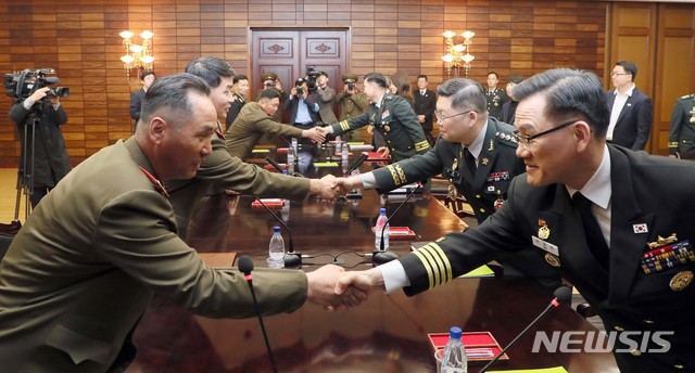 【파주=뉴시스】 사진공동취재단 = 26일 판문점 북측 통일각에서 열린 '제10차 남북 장성급 군사회담'에서 남측 수석대표인 김도균 소장과 대표단이 종결 회의를 마치고 북측 수석대표인 안익산 육군 중장 및 대표단과 악수하고 있다. 2018.10.26.&nbsp; photo@newsis.com