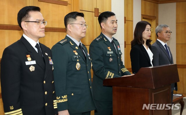 【파주=뉴시스】 사진공동취재단 = 26일 판문점 북측 통일각에서 열린 '제10차 남북 장성급 군사회담' 종결 회의를 마친 남측 수석대표인 김도균 소장이 판문점 자유의 집에서 회담 결과를 브리핑 하고 있다. 2018.10.26. photo@newsis.com