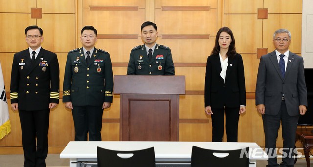 【파주=뉴시스】 사진공동취재단 = 26일 판문점 북측 통일각에서 열린 '제10차 남북 장성급 군사회담' 종결 회의를 마친 남측 수석대표인 김도균 소장이 판문점 자유의 집에서 회담 결과를 브리핑 하고 있다. 2018.10.26. photo@newsis.com