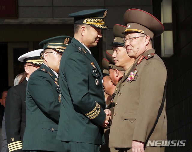 【파주=뉴시스】 사진공동취재단 = 26일 판문점 북측 통일각에서 열린 '제10차 남북 장성급 군사회담' 종결 회의를 마친 남측 수석대표인 김도균 소장이 북측 수석대표인 안익산 육군 중장과 악수하고 있다. 2018.10.26. photo@newsis.com