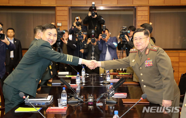 【파주=뉴시스】 사진공동취재단 = 지난 달 26일 판문점 북측 통일각에서 열린 '제10차 남북 장성급 군사회담'에서 남측 수석대표인 김도균 소장과 북측 수석대표인 안익산 육군 중장이 종결 발언에 앞서 악수를 하고 있다. 2018.10.26. photo@newsis.com